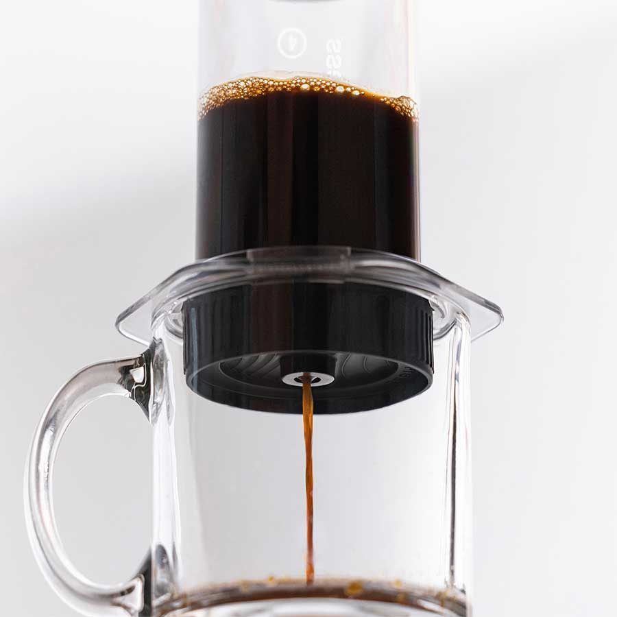 AeroPress Flow Control Filter Cap mit AeroPress Clear auf Tasse