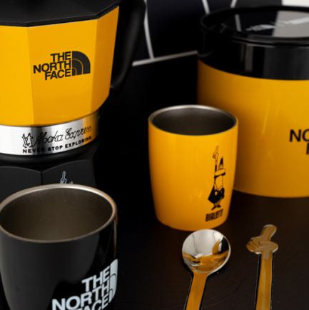 Detailaufnahme des The North Face x Bialetti Espressokochers und der Espresso-Becher