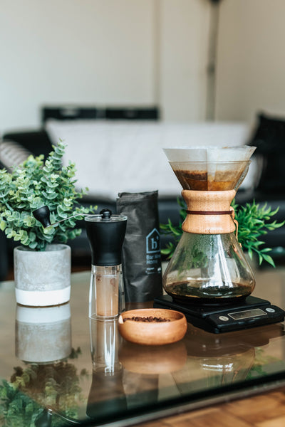 Chemex mit Kaffeewaage, Handmühle und Kaffeebohnen
