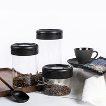 Laden Sie das Bild in den Galerie-Viewer, Timemore Glass Canister verschiedene Größen, mit Kaffeebohnen gefüllt, Kaffeetasse und -löffel im Hintergrund