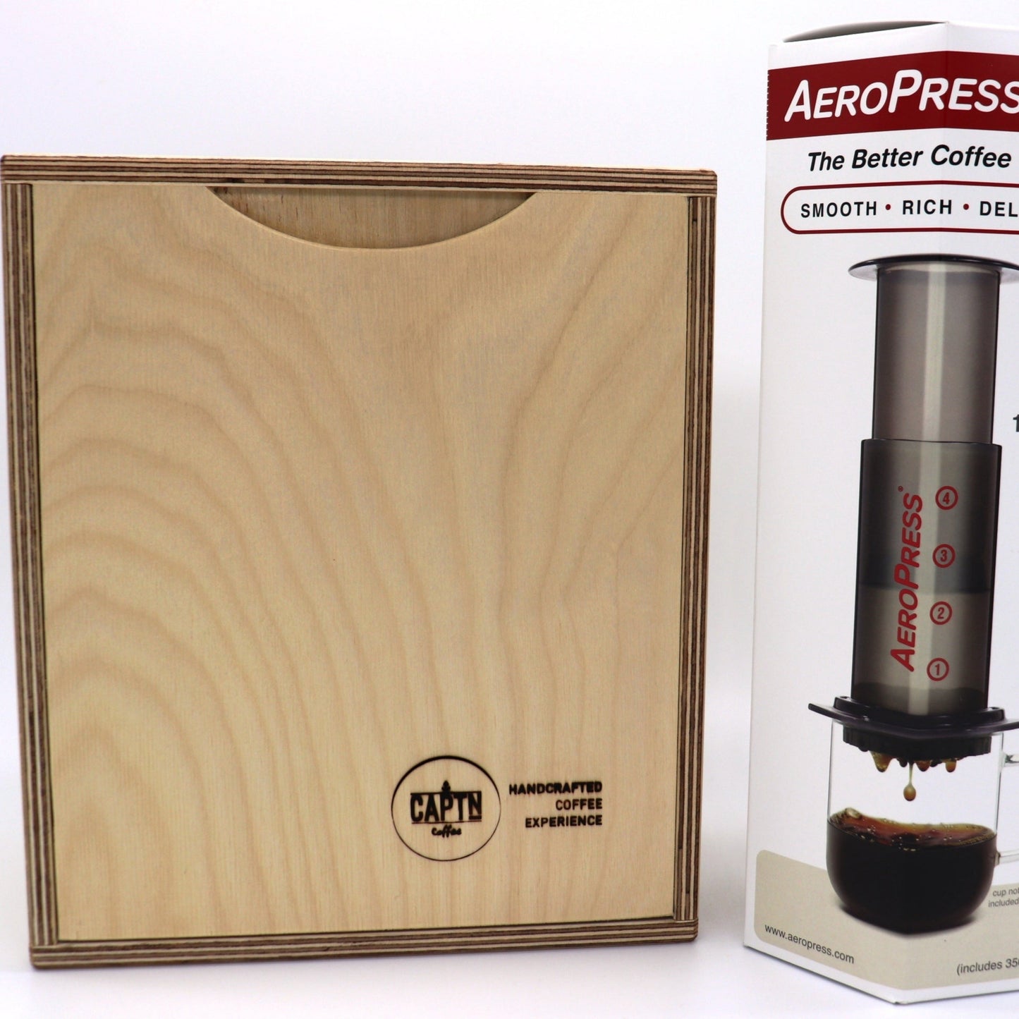 Box für AeroPress mit AeroPress Karton daneben