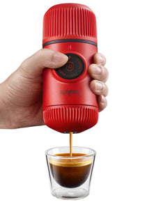 Wacaco Nanopresso tragbare Espressomaschine mit Schutzhülle in Lava Red