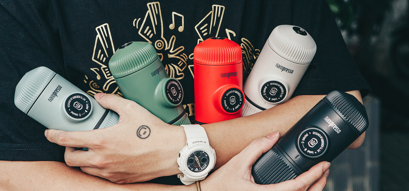 Wacaco Reisebereiter in verschiedenen Farben in der Hand haltend