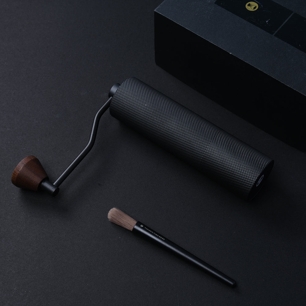 Hand-Kaffeemühle von Timemore mit Reinigungspinsel in schwarz
