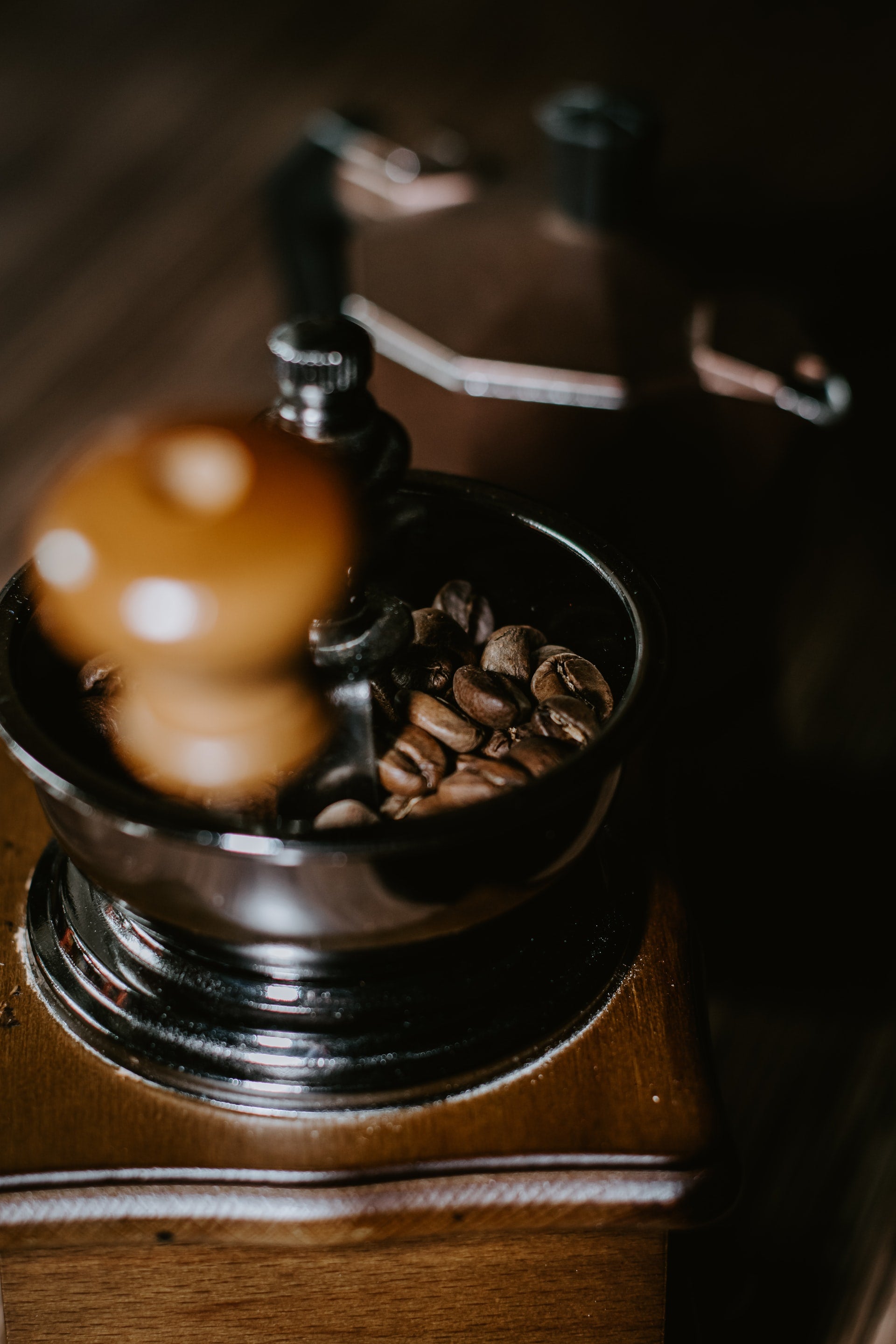 Hand-Kaffeemühle mit Kaffeebohnen