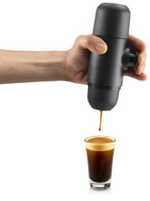Laden Sie das Bild in den Galerie-Viewer, Wacaco Minipresso GR Espressomaschine Zubereitung