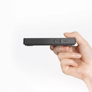 Timemore Black Mirror Mini Digitale Waage, Seitenansicht mit Ein-/Aus-Schalter und USB-C Anschluss mit Abdeckung