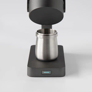 Acaia Orbit Single Dose elektrische Kaffeemühle zusammen mit Dosierbecher M
