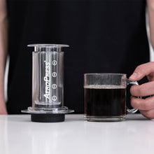Laden Sie das Bild in den Galerie-Viewer, AeroPress Coffee Maker Clear Kaffeebereiter, inkl. 100 Filtern