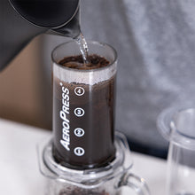 Laden Sie das Bild in den Galerie-Viewer, AeroPress Coffee Maker Clear Kaffeebereiter, inkl. 100 Filtern