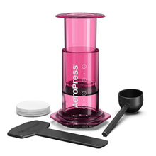 Laden Sie das Bild in den Galerie-Viewer, AeroPress Clear Kaffeebereiter Clear Pink, Lieferumfang