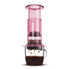 Laden Sie das Bild in den Galerie-Viewer, AeroPress Clear Kaffeebereiter Clear Pink mit Tasse