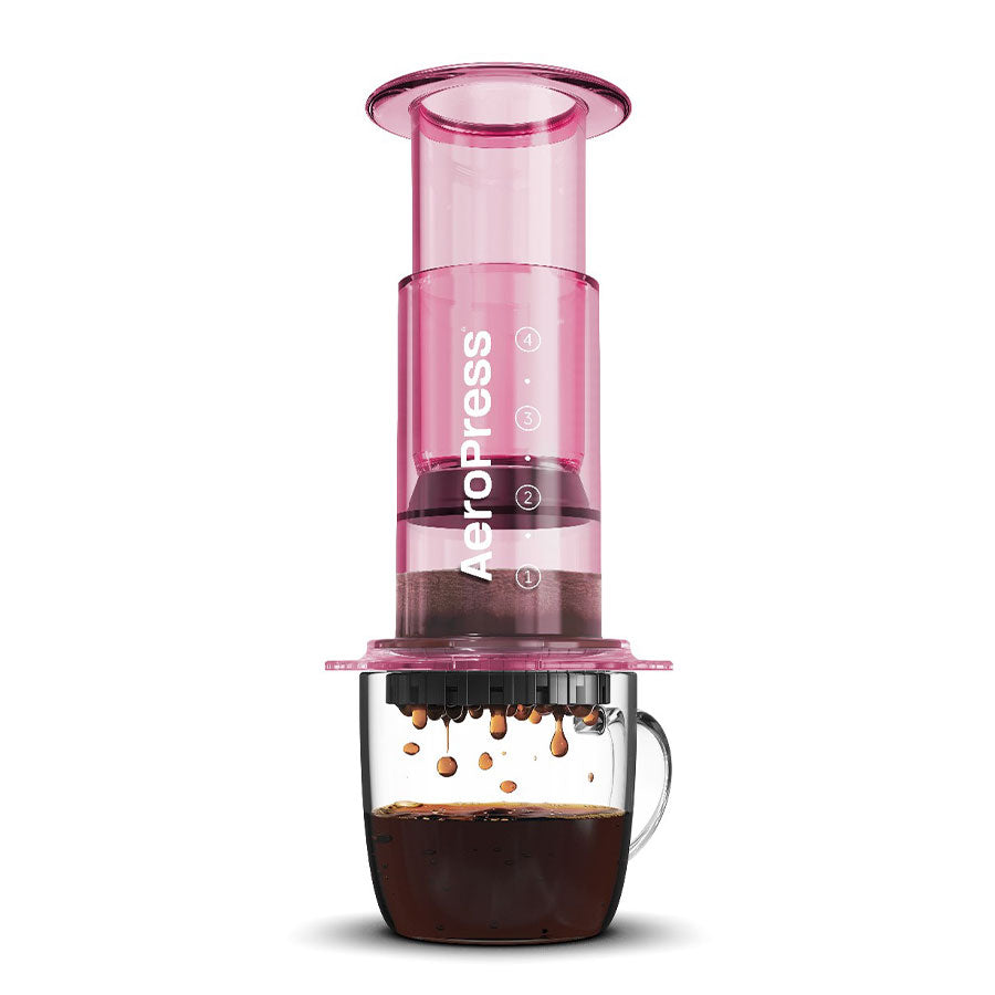 AeroPress Clear Kaffeebereiter Clear Pink mit Tasse