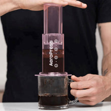 Laden Sie das Bild in den Galerie-Viewer, AeroPress Clear Kaffeebereiter Clear Pink