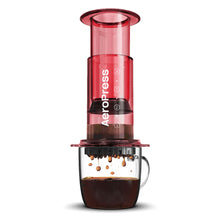 Laden Sie das Bild in den Galerie-Viewer, AeroPress Clear Kaffeebereiter Clear Red mit Tasse