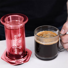 Laden Sie das Bild in den Galerie-Viewer, AeroPress Clear Kaffeebereiter Clear Red