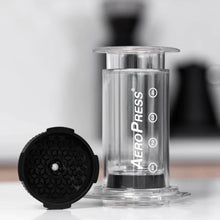 Load image into Gallery viewer, AeroPress Flow Control Filter Cap mit AeroPress Clear