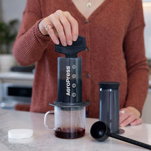 Load image into Gallery viewer, Zubereitung mit der AeroPress Original