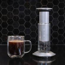 Laden Sie das Bild in den Galerie-Viewer, AeroPress Premium Coffee Press Kaffeebereiter aus Glas und Edelstahl