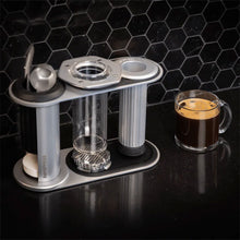 Laden Sie das Bild in den Galerie-Viewer, AeroPress Premium Coffee Press Kaffeebereiter aus Glas und Edelstahl