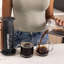 Laden Sie das Bild in den Galerie-Viewer, AeroPress Coffee Maker XL Kaffeebereiter mit Karaffe aus Tritan™