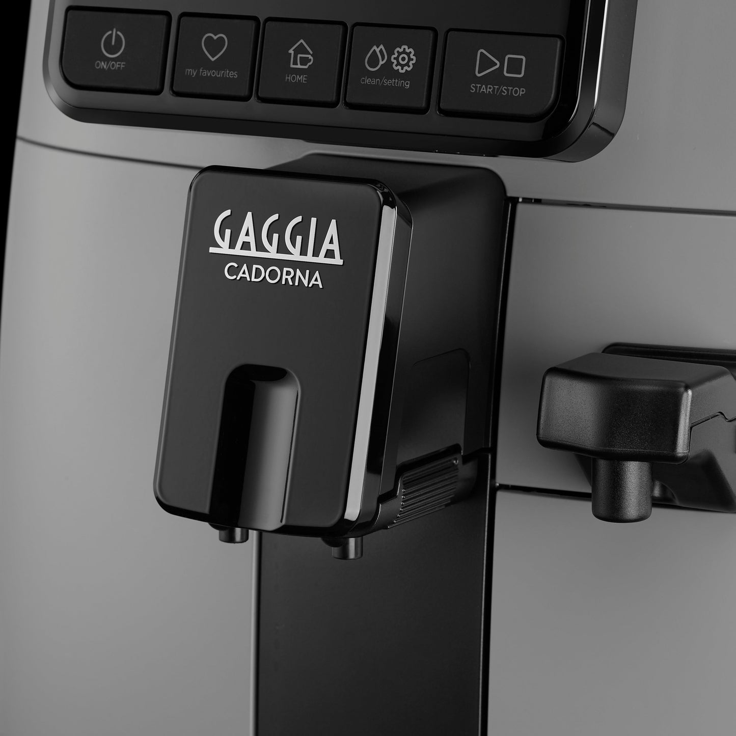 Gaggia Cadorna Prestige Over Ice Kaffeevollautomat Moonlight Grey, Nahaufnahme Tasten und Kaffeeauslauf