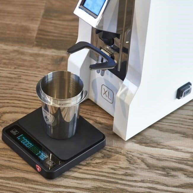 Eureka Digital Scale Precisa Waaage im Einsatz mit Eureka Mühle und Eureka Dosing Cup