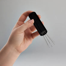 Fellow WDT Tool in der Hand haltend 
