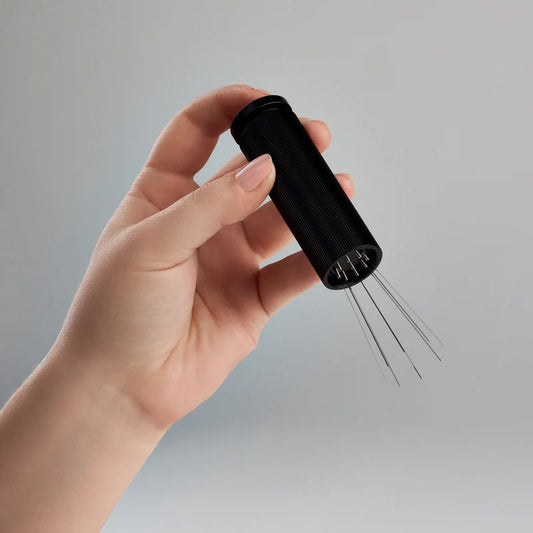Fellow WDT Tool in der Hand haltend 