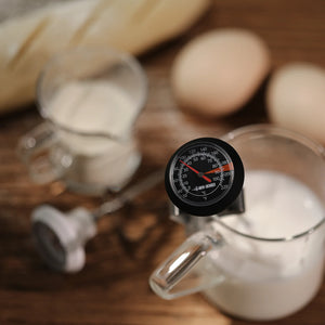 MHW-3BOMBER Zeigerthermometer schwarz in Karaffe mit Milch