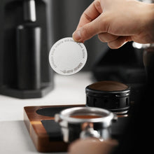 Load image into Gallery viewer, MHW-3BOMBER Espresso Puck Screen 58,5 mm Edelstahl neben Portafilter