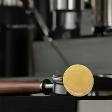 Load image into Gallery viewer, MHW-3BOMBER Espresso Puck Screen 58,5 mm Gold-Titan mit Portafilter