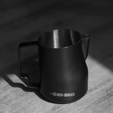 Laden Sie das Bild in den Galerie-Viewer, MHW-3BOMBER Turbo Milch Pitcher 350 ml matt schwarz auf Holzboden