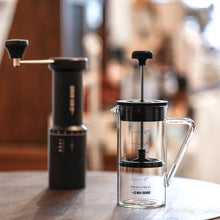 Laden Sie das Bild in den Galerie-Viewer, MHW-3BOMBER Gimme French Press 450 ml schwarz mit Kaffeemühle