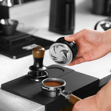 Laden Sie das Bild in den Galerie-Viewer, MHW-3BOMBER Falcon Gravity Kaffee Distributor 58,35 mm neben portafilter