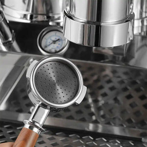 MHW-3BOMBER Espresso Puck Screen 58,5 mm Titan in Portafilter unter Siebträgermaschine