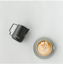 Load image into Gallery viewer, MHW-3BOMBER Turbo Milch Pitcher 350 ml matt schwarz neben Latte Art Tasse