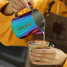 Laden Sie das Bild in den Galerie-Viewer, MHW-3BOMBER Milk Pitcher 5.0 500 ml multicolor mit Latte Art