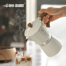 Load image into Gallery viewer, MHW-3BOMBER Moka Pot Espressokocher 300 ml weiß beim Eingießen