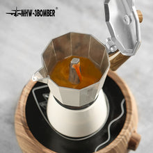 Laden Sie das Bild in den Galerie-Viewer, MHW-3BOMBER Moka Pot Espressokocher 300 ml weiß geöffneter Deckel mit Espresso