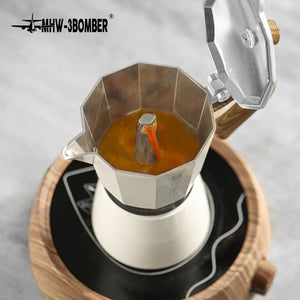 MHW-3BOMBER Moka Pot Espressokocher 300 ml weiß geöffneter Deckel mit Espresso