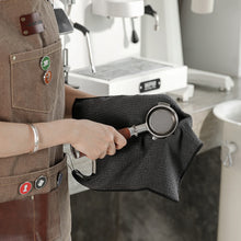 Laden Sie das Bild in den Galerie-Viewer, MHW-3BOMBER Hanging Ring Towel Barista Mikrofasertuch 30x25 cm schwarz mit Portafilter