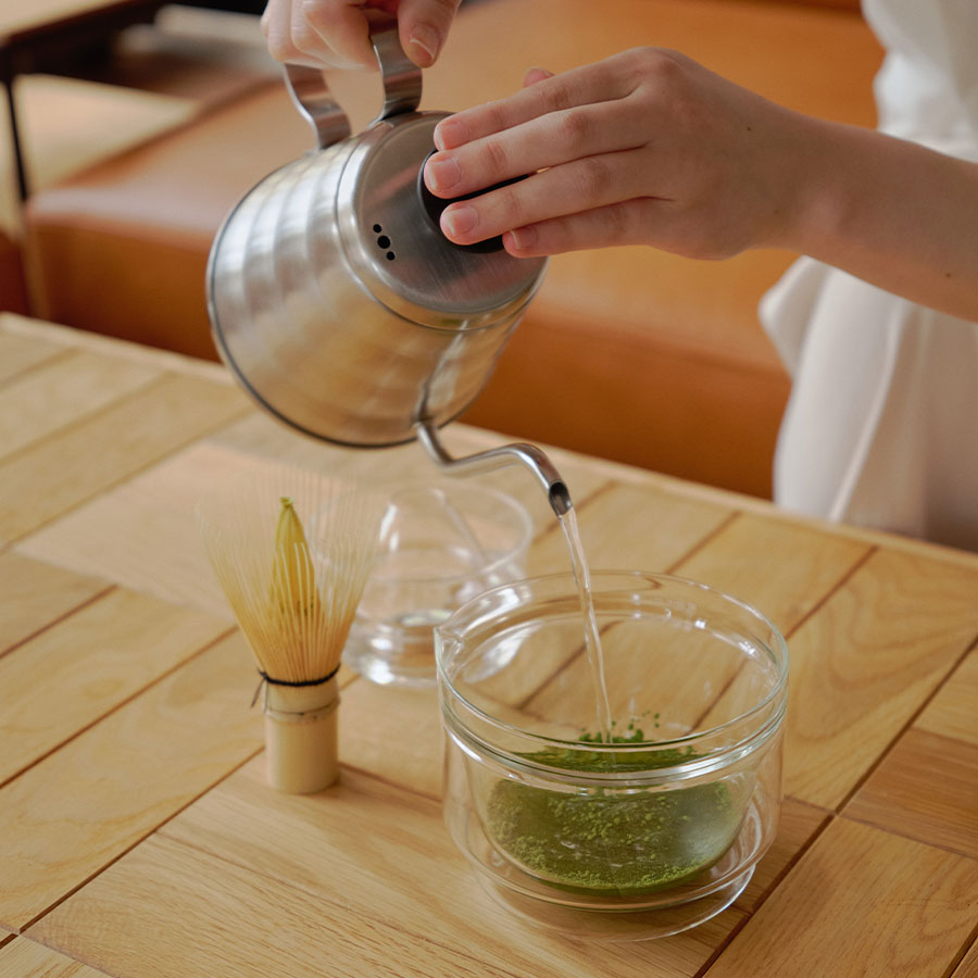 Hario Matcha Collection Set 5-tlg. Clear, Zubereitung mit Hario Wasserkessel