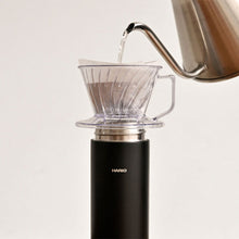 Laden Sie das Bild in den Galerie-Viewer, Kaffeezubereitung mit dem Hario Pegasus Dripper Handfilter Clear 01