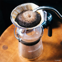 Load image into Gallery viewer, Kaffeezubereitung mit dem Hario Pegasus Dripper Handfilter Clear 02