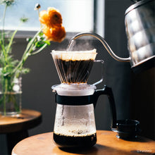 Laden Sie das Bild in den Galerie-Viewer, Kaffeezubereitung mit dem Hario Pegasus Dripper Handfilter Clear 02 und Pegasus Server