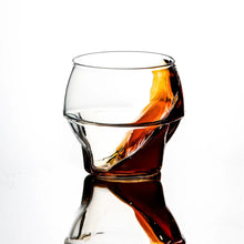 Icosa Aeresso Espresso Glass mit Kaffee geschwenkt