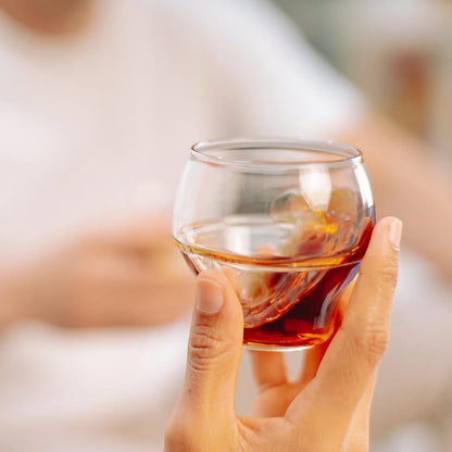 Icosa Aeresso Espresso Glass in der Hand Kaffee schwenkend