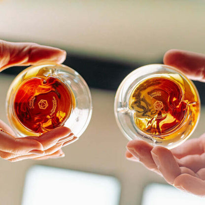 Icosa Aeresso Go Espresso Glass beim Schwenken für intensive Aromen
