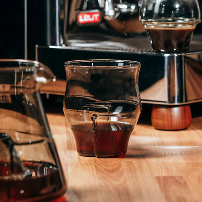 Icosa Alto Coffee Glass 330 ml mit Filterkaffee an der Espressomaschine